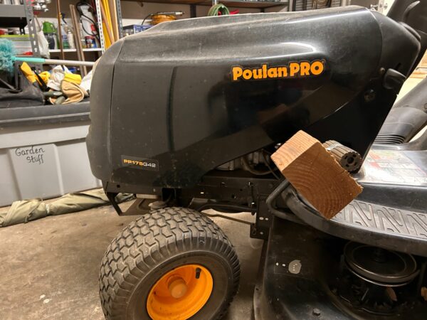 Poulan Pro 42" Riding Lawn Tractor Mower PP175G42 With Grass Catcher Runs Great! - Image 6