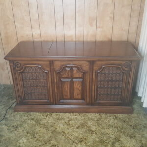 Vintage Magnavox Gothic Revival Console Stereo Record Player AM/FM Radio 8 Track