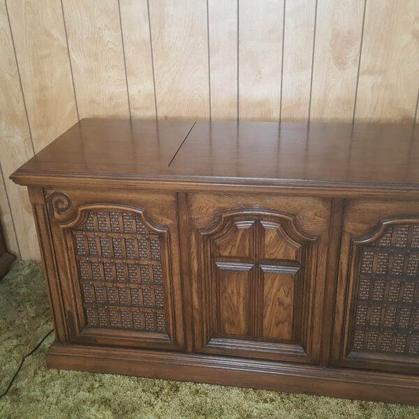 Vintage Magnavox Gothic Revival Console Stereo Record Player AM/FM Radio 8 Track - Image 2