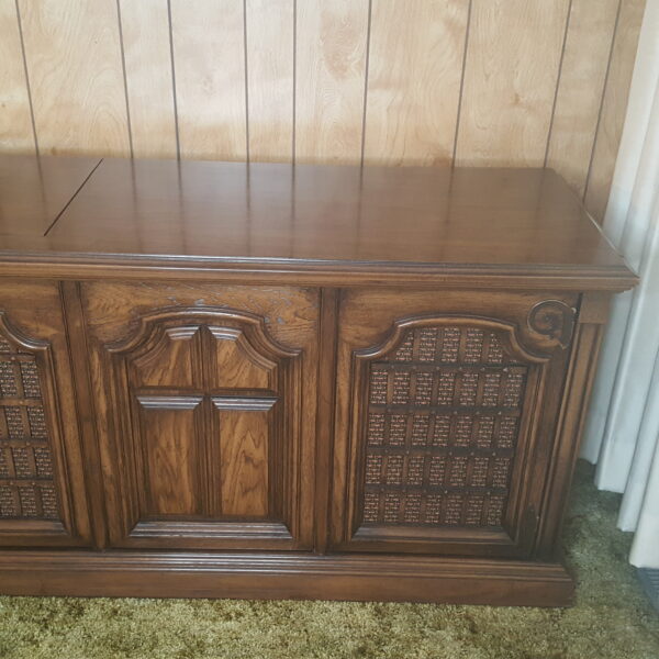 Vintage Magnavox Gothic Revival Console Stereo Record Player AM/FM Radio 8 Track - Image 3