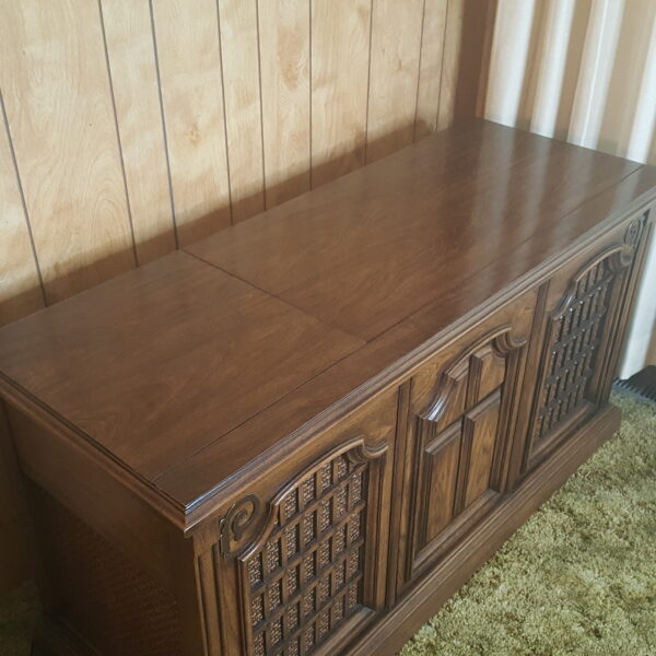 Vintage Magnavox Gothic Revival Console Stereo Record Player AM/FM Radio 8 Track - Image 4