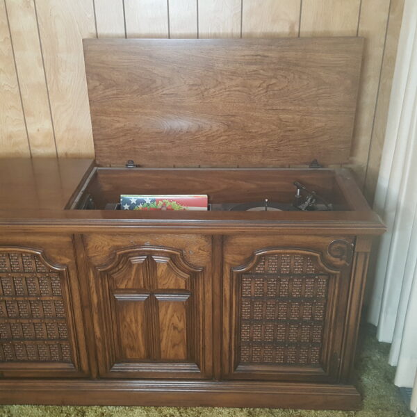 Vintage Magnavox Gothic Revival Console Stereo Record Player AM/FM Radio 8 Track - Image 5