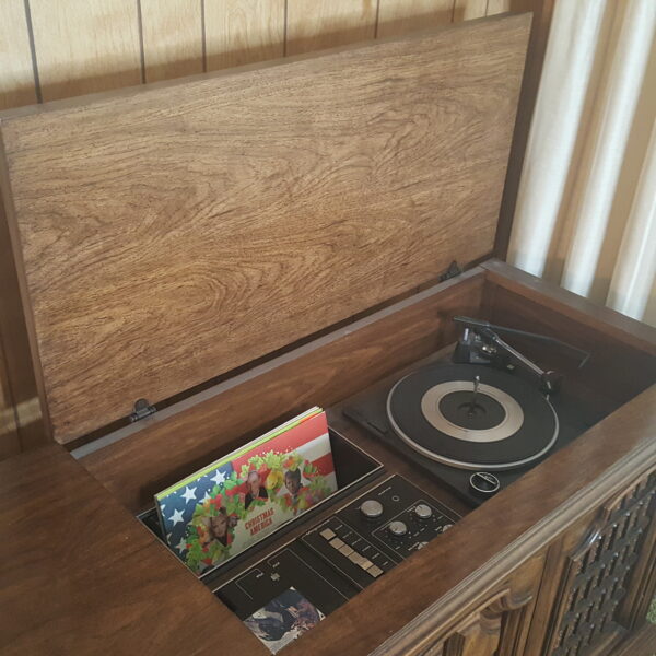 Vintage Magnavox Gothic Revival Console Stereo Record Player AM/FM Radio 8 Track - Image 6