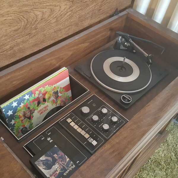 Vintage Magnavox Gothic Revival Console Stereo Record Player AM/FM Radio 8 Track - Image 7