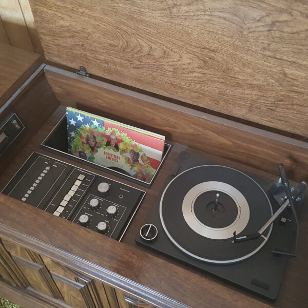 Vintage Magnavox Gothic Revival Console Stereo Record Player AM/FM Radio 8 Track - Image 8