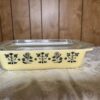 Harvest Charm | Vintage Pyrex Yellow Casserole with Black Amish Butterprint – Brass Cradle Included - Image 2