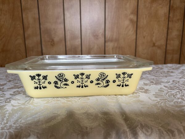 Harvest Charm | Vintage Pyrex Yellow Casserole with Black Amish Butterprint – Brass Cradle Included - Image 2