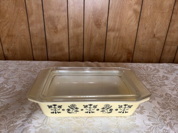 Harvest Charm | Vintage Pyrex Yellow Casserole with Black Amish Butterprint – Brass Cradle Included