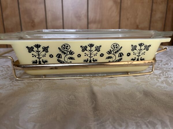 Harvest Charm | Vintage Pyrex Yellow Casserole with Black Amish Butterprint – Brass Cradle Included - Image 3