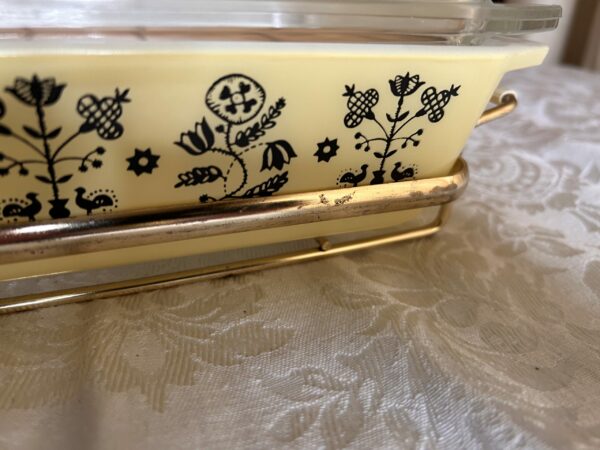Harvest Charm | Vintage Pyrex Yellow Casserole with Black Amish Butterprint – Brass Cradle Included - Image 4