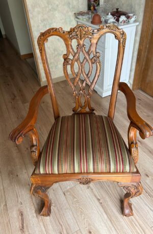 Vintage Carved Wood Armchair – Cabriole Legs, Shell & Leaf Motif