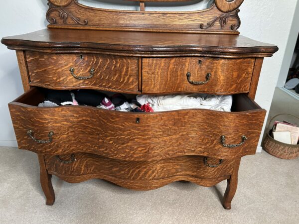 Antique Tiger Oak Dresser with Mirror – Serpentine Front & Carved Pulls - Image 3