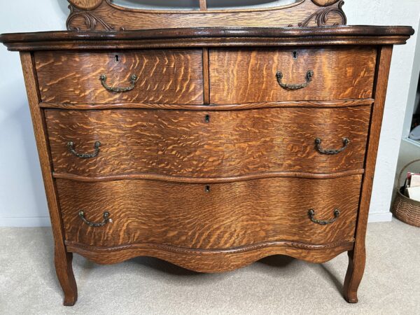Antique Tiger Oak Dresser with Mirror – Serpentine Front & Carved Pulls - Image 2
