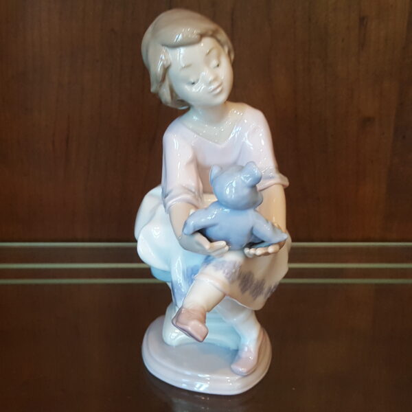 Lladro “Best Friend” – Girl with Blue Teddy Bear #7620 (Collectors Society 1993) - Image 5