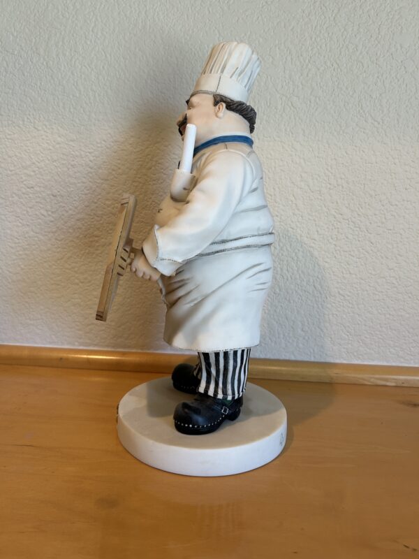 Pastry, Anyone? Fleur de Lis 1998 Chef Figurine with Chalkboard 15" Mud Pie - Image 4