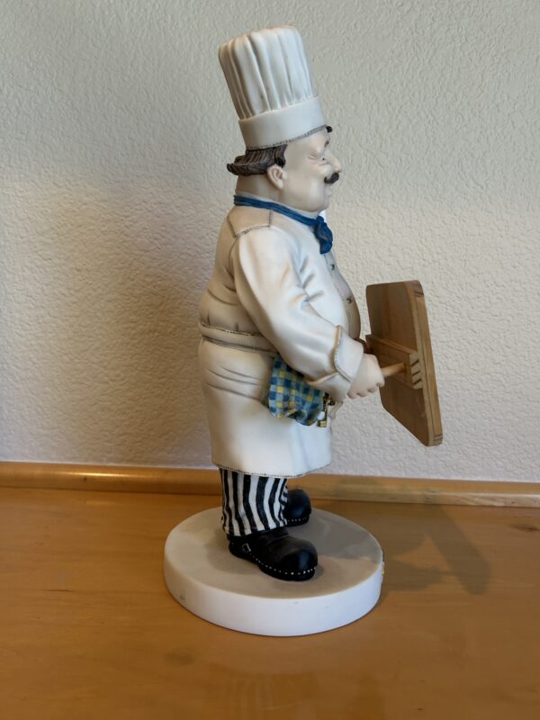 Pastry, Anyone? Fleur de Lis 1998 Chef Figurine with Chalkboard 15" Mud Pie - Image 7