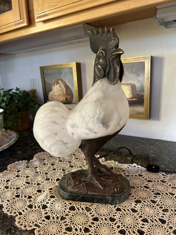 Country Proud – Full-Size Bronze & Frosted Glass Rooster Lamp Décor (19” Tall)