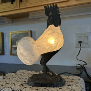 Country Proud – Full-Size Bronze & Frosted Glass Rooster Lamp Décor (19” Tall)