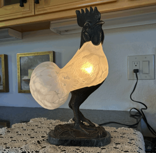 Country Proud – Full-Size Bronze & Frosted Glass Rooster Lamp Décor (19” Tall)